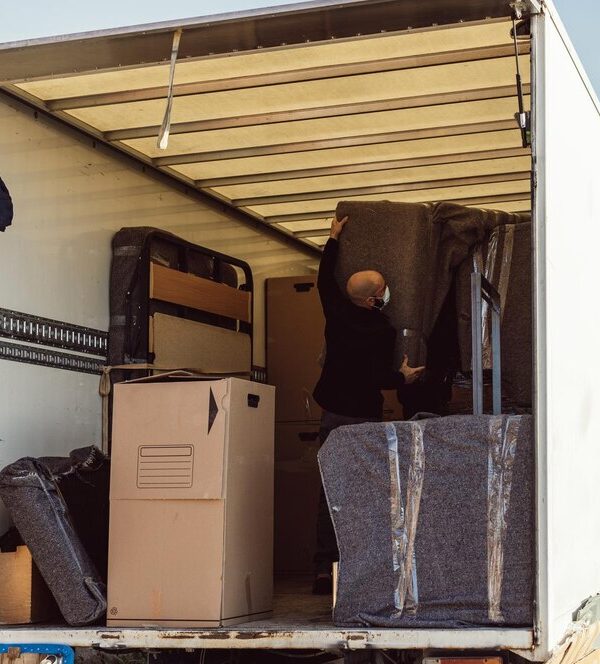 شركة نقل أثاث مع خدمة التخزين – الحل المثالي عند تأخير الاستلام!