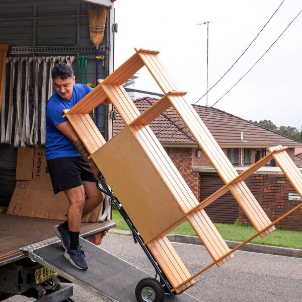 شركة متخصصة في نقل العفش مع عمالة مدربة وسيارات مغلقة